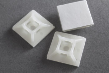 Bases plásticas autoadhesivas para bridas de nylon