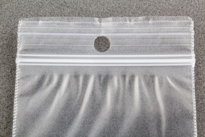 bolsa con autocierre anonima con agujero circular para colgar en expositores