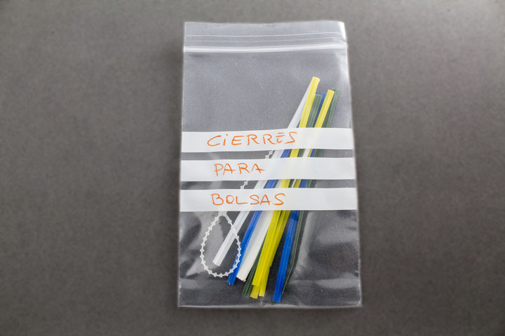 Bolsas con autocierre a presión y bandas para escritura