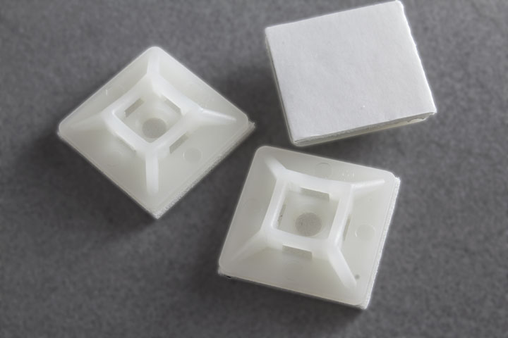 Bases plásticas blancas autoadhesivas para bridas de nylon permiten la fijación de cableados a una superficie