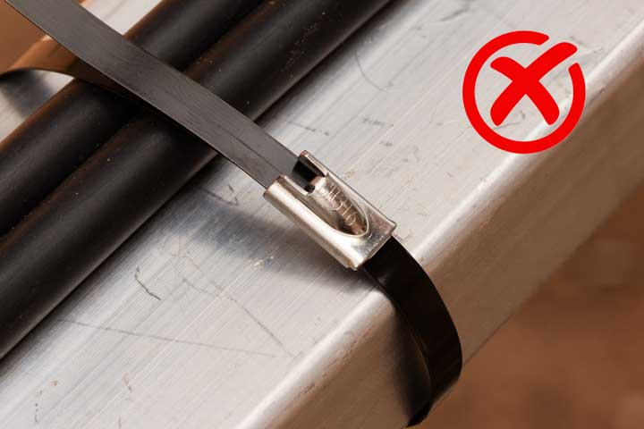 Colocaión errónea de bridas de acero inoxidable recubiertas de poliéster