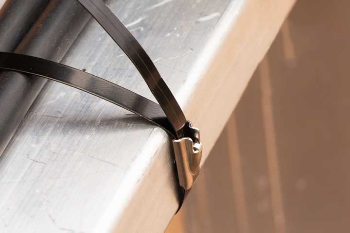 Cableado sujeto bajo una estructura fotovoltaica